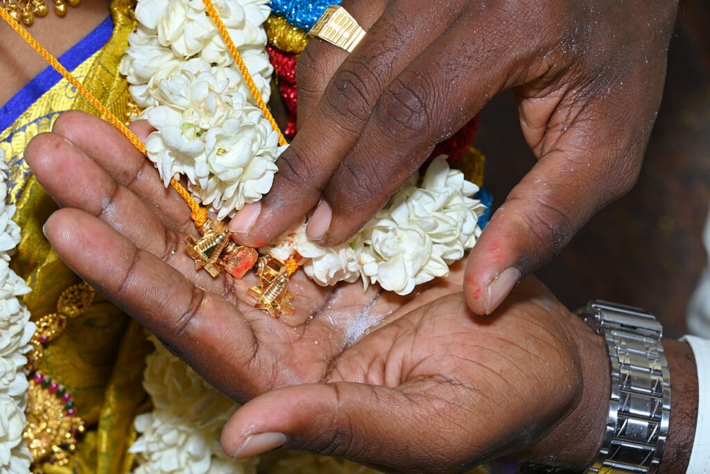 Santhana Mariappan weds Surya wedding photo in Sankarankovil